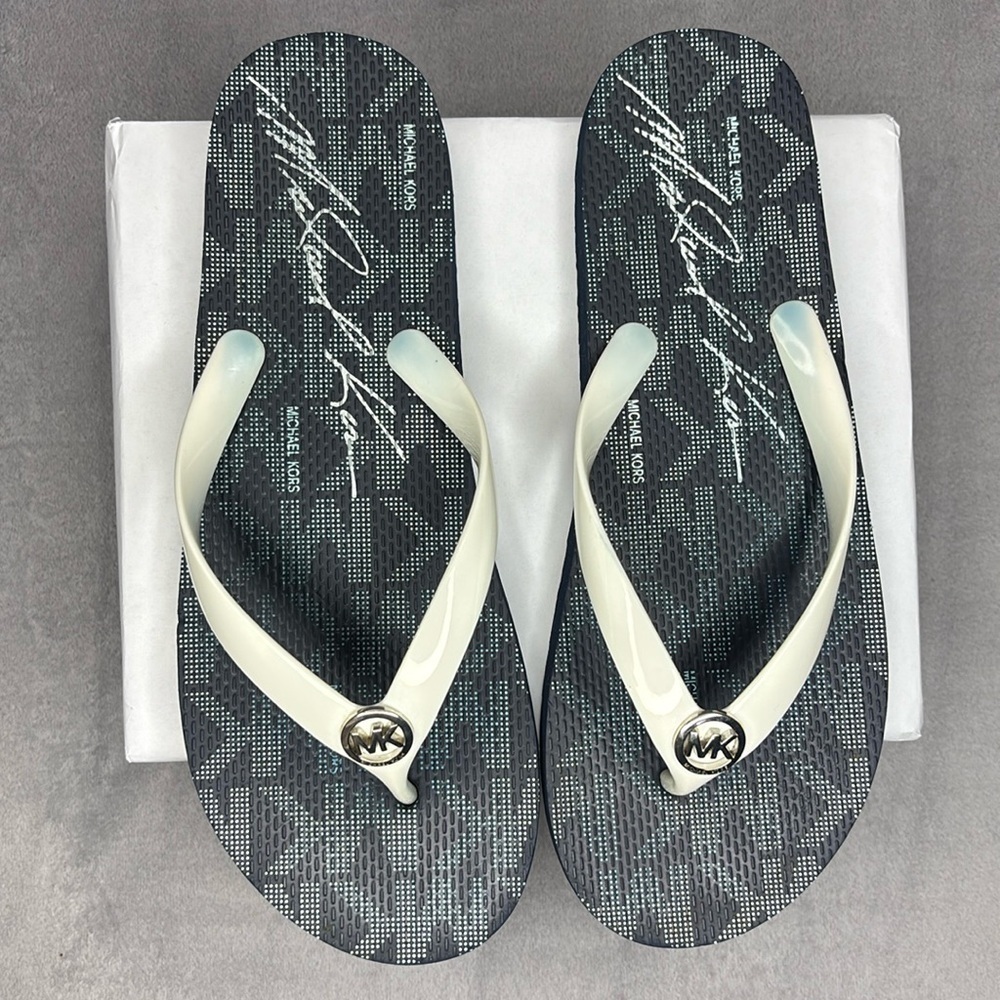 Michael Kors Gray Logo Flip-Flop Sandals w/ White Straps – Women’s 10M
